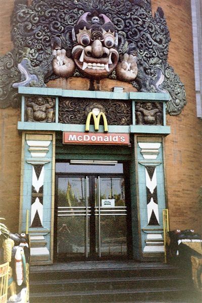 McDonald's op z'n Indonesisch. Het is hier een luxe restaurant.    