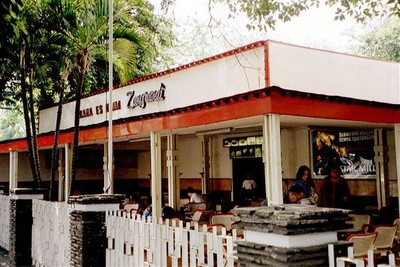 De volgende dag lukt het ons om aan de overkant te komen. Zangrandi en het Hoenkwe-huis (specialiteit: nogat-ijs met slagroom) waren in de jaren vijftig de beste ijssalons van Surabaya. Zangrandi is er nog.