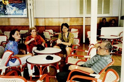 Hier zitten (vlnr) Maja, Martine, Eric en Yopi te wachten op onze bestelling.