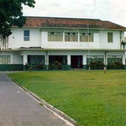 Toen in 1952 de rk-hbs een Indonesische school werd gingen alle Nederlandstalige leerlingen naar de middelbare school van de SSV (Surabaiase School Vereniging) aan de Gentengkali. Dit gebouw is er een deel van. Het is nu een kantoor van het ministerie van onderwijs. De Gentengkali was zo verkeersdruk dat we er niet konden stoppen. Deze foto dateert uit 1974.