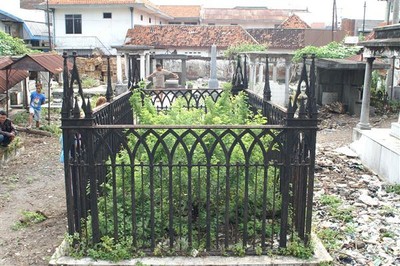 Er lag nog een hooggeplaatst persoon op Peneleh mailde zijn nazaat Koos Broenink mij toen wij alweer in Nederland waren. Het betrof de Gouverneur-Generaal Pieter Merkus die tijdens een dienstreis in 1844 in Surabaya overleed. Mijn zus Martine en haar man Theo Bakkenes gingen in april 2006 op zoek naar dit graf. Eén van de kampongbewoners wist het te vinden. Zo zag het er uit.