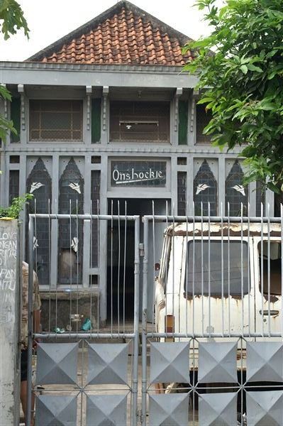 En kijk eens aan, er is in deze omgeving nog méér Nederlands te zien dan alleen de opschriften op de graven. Een huisje in de buurt meldt niet zonder trots: Ons Hoekje.