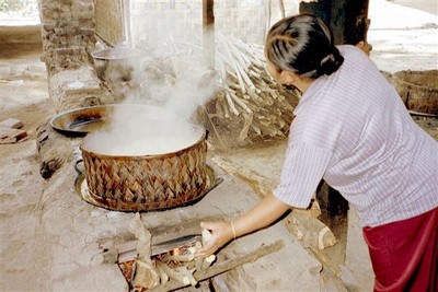 De suikerfabriek. Op het oventje staat een grote ronde koperen pan en daarin pruttelt het zoetig geurende bruine drab. Er zijn twintig palmbomen nodig om één pan te vullen. Het eindresultaat is een paar kilo ronde staven gula jawa (Javaanse suiker). Waarde: enkele kwartjes.