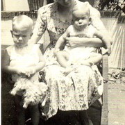 En toen kwam nummer twee: Hans, geboren op 22 april 1939. Ook in Magelang. "Alles kijkt zuur tegen het zonnetje" heeft mijn vader hier bij geschreven, en een datum: 20/2/40.