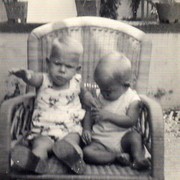 Deze foto is op dezelfde dag genomen. Op de achterkant staat: Hans steelt stiekum een koekje uit Rob z&#39;n hand. Ik was 8 maanden oud.