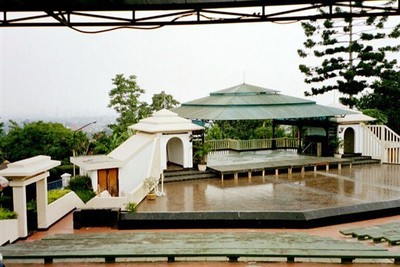 Dit openlucht-theater staat op de plek van het oude Dago Theehuis, van waaruit je een mooi uitzicht op de benedenstad had. Wie hier toneel speelt en even geen tekst hoeft te zeggen, kan genieten van het panorama.