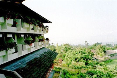 Het prachtige uitzicht vanaf de balkons van hotel Rosenda in het bergdorp Baturaden.    