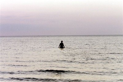 Het is een bijzondere ervaring te merken hoe ver je hier de zee in kan lopen - het zand rul en schoon onder je voeten - voordat het water je schouders bereikt. Maar het heerlijkst is natuurlijk de aangename temperatuur van het water, de golfslag van de zee spoelt als een warm bad om je heen.