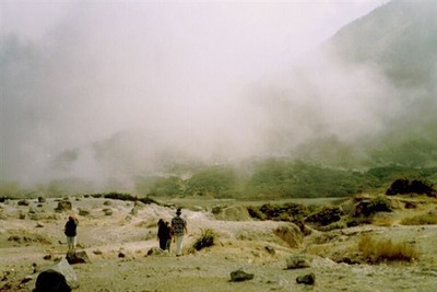 Het Dieng plateau oogt als een maanlandschap. Verspreid over het terrein liggen grote steenklompen, alsof ze na een vulkaanexplosie uit de lucht zijn komen vallen.