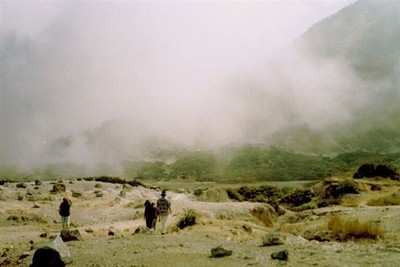 Het Dieng plateau oogt als een maanlandschap. Verspreid over het terrein liggen grote steenklompen, alsof ze na een vulkaanexplosie uit de lucht zijn komen vallen.    