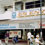 Es Eny is een populair buffet-restaurant in Magelang    