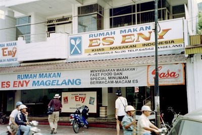 Es Eny is een populair buffet-restaurant in Magelang    