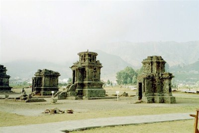 Even verder op het Dieng plateau staan 5 Arjuna-tempeltjes, daterend uit de 9e eeuw. Norsig ogende monumentjes uit een ver verleden, die hier voor altijd staan te staan.