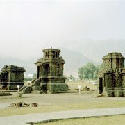 Even verder op het Dieng plateau staan 5 Arjuna-tempeltjes, daterend uit de 9e eeuw. Norsig ogende monumentjes uit een ver verleden, die hier voor altijd staan te staan.    