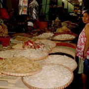 De overdekte pasar in Magelang. Een kakofonie van geuren en geluiden. Hier een stalletje met verschillende soorten krupuk.    