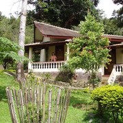 Bukit Lawang Cottages telt zo'n dertig stenen huisjes met veranda.    