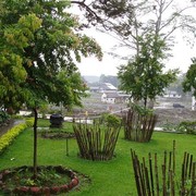 Aan de overkant is het enige hotel dat de ramp overleefd heeft. De goed onderhouden tuin vormt een wonderlijke tegenstelling met de ruines aan de overzijde