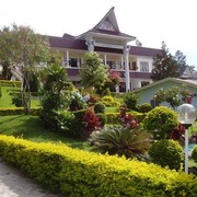 Hotel Prapat. Prachtig onderhouden tuin, maar verder vooral vergane glorie.    