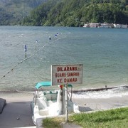 Gooi geen afval in het meer, staat op het bordje.    