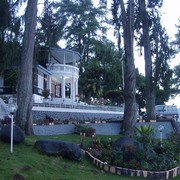 Een prachtige witte villa, met uitzicht op het Tobameer. Hier zaten Sukarno, Hatta en Agus Salim in 1948 gevangen.    