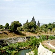 Onderweg zien we de Prambanan-tempels, Hindoe-heiligdommen. De autoweg van Yogyakarta richting Oost-Java loopt over een grote rivier, de Opak, en staande op een brug zien we de stenen reuzen indrukwekkend opstijgen tegen het blauw van de hemel.