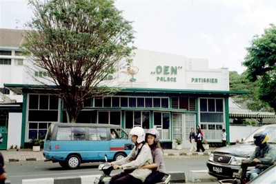 Een bekend restaurant aan de alun-alun. De familie Oen begon in 1910 in Yogyakarta een ijssalon en restaurant en exporteerde later de formule naar Jakarta, Semarang en Malang. Dit Oen-filiaal dateert uit 1930.    