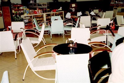 Toko Oen. Je kan er wegzakken in met plastic overtrokken zitjes uit de jaren vijftig (gruwelijk lelijk, maar o zo nostalgisch) of gewoon aan een tafeltje gaan zitten voor wat toko Oen denkt dat een hollandse kroket is.