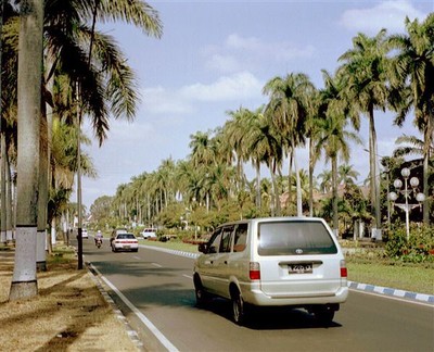 De Idjen Boulevard (thans Jalan Raya Ijen) in Malang is misschien wel de mooiste boulevard van Java. Twee banen met in het midden een brede strook bloemen en struiken.