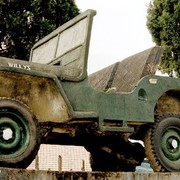 Aan de overkant van het Status Quo-monument staat op een voetstuk een authentieke Willys Overland Jeep uit de jaren veertig. Het voetstuk is beschilderd met taferelen die de dapperheid van het Indonesische leger weergeven.