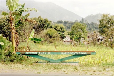 Tussen Batu en Pujon zien we dit monument op een historische plek. Hier werd in januari 1948 tijdens de politionele acties een "status quo" lijn getrokken. Het 3e bataljon van het 5e Regiment Infanterie bleef aan de Batu-kant van deze lijn, de Indonesische militairen aan de Pujon-kant.