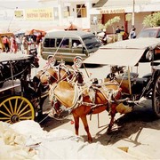 Het marktpleintje van Batu, een bergstadje bij Malang dat de reputatie heeft het beste klimaat van Oost-Java te hebben. Hier was dan ook vroeger het tbc-sanatorium gevestigd. Hier zijn ook veel bloemenkwekerijen.