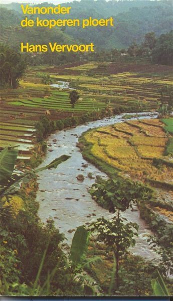 Het plaatsje Pujon ligt enkele kilometers van Batu. De weg slingert zich langs en over een riviertje en dat water in combinatie met sawahlandschappen maken dit tot een prachtige plek. In 1974 maakte ik hier de foto voor het omslag van Vanonder de Koperen Ploert.