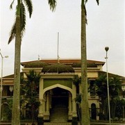 De ingang van het paleis van de sultan, in het midden een lange trap omhoog    