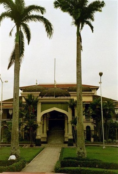 De ingang van het paleis van de sultan, in het midden een lange trap omhoog    