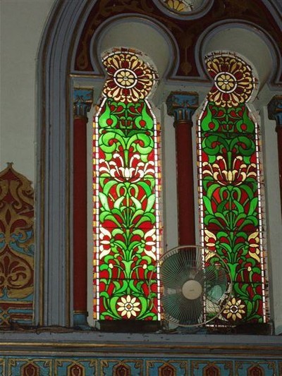 De moskee heeft een enorm hoog koepelplafond en prachtige gebrandschilderde ramen    