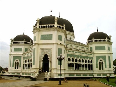 De Grote Moskee in Medan, daterend uit 1906 en gebouwd door de Nederlandse architect Dingemans    