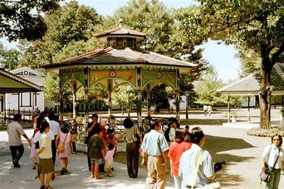 In de kraton: tweeeneenhalve eeuw oude pendopo's, overdekte galerijen met prachtig versierde gevels, pilaren en lantaarns.