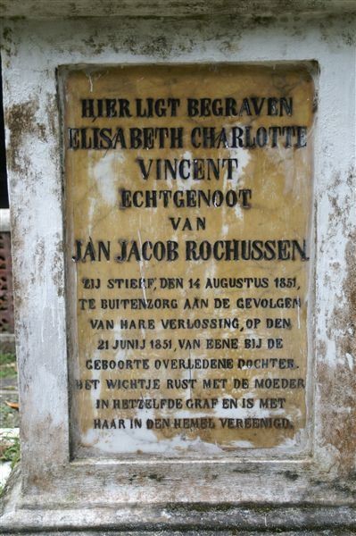 Ook graven van jonggestorven moeders en kindergraven, die ons meer ontroeren dan die van de GG en de admiraal. Op dit graf staat: Zij stierf den 14 augustus 1851 te Buitenzorg aan de gevolgen van hare verlossing van eene bij de geboorte overledene dochter. Het wichtje rust met de moeder in hetzelfde graf en is met haar in den hemel vereenigd.