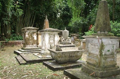De dood was toen altijd heel dichtbij. Toevoeging november 2006: van alle graven in dit kerkhofje heb ik intussen uitgezocht wie er ligt en er een apart artikel (met onderstaande foto's) over geschreven. Zie mijn website www.hansvervoort.nl onder Nieuws: Idyllisch kerkhofje in Bogor,