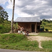 Kinderen voor het huis, op het eiland Samosir in het Tobameer    