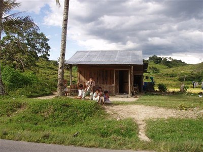 Kinderen voor het huis, op het eiland Samosir in het Tobameer