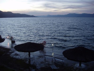 Tobameer bij avond: het water klotst nu wat driftiger tegen en over de kade, de wind is opgestoken