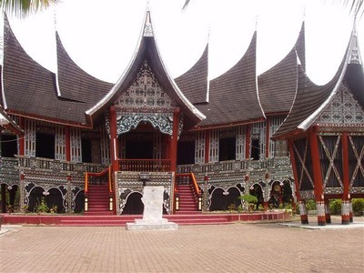 Een korte afstand voorbij Pagaruyung is een tweede paleis te zien.    