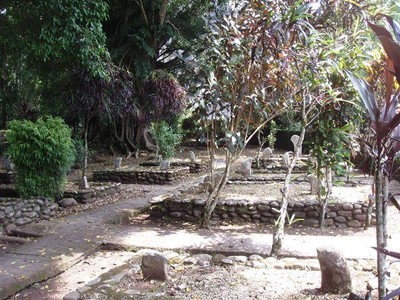 De graven zijn alleen gemarkeerd door lage muurtjes van gladde stenen. Een monument van stilte en eeuwige rust die diepe indruk op me maakt.