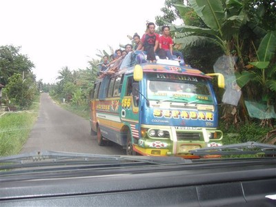 Een normaal tafereel hier: bovenop de bus zit je lekker in de wind. En het is niet eens duurder!