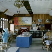 Restaurant Pasir Panjang. Aan de wanden hangen oude prenten van gevechten uit de koloniale tijd. Als tegenwicht is er een groot bord met een tekst van Sukarno. Een kleine islamitische dienster, het haar zorgvuldig verborgen in een strakke hoofddoek, neemt onze bestelling op.