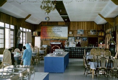 Restaurant Pasir Panjang. Aan de wanden hangen oude prenten van gevechten uit de koloniale tijd. Als tegenwicht is er een groot bord met een tekst van Sukarno. Een kleine islamitische dienster, het haar zorgvuldig verborgen in een strakke hoofddoek, neemt onze bestelling op.