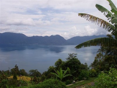 Zicht op Danau (meer) Maninjau vanaf de bergen