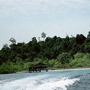 Het eiland Labulabu, bijgenaamd Pasirputih (wit strand), bewoond door één gezin dat zich in leven houdt met visserij en het verzamelen van zeewier    