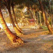 Tegen de avond komen we aan op het eiland Poncan Gadang. De avondzon strijkt langs de kokospalmen.